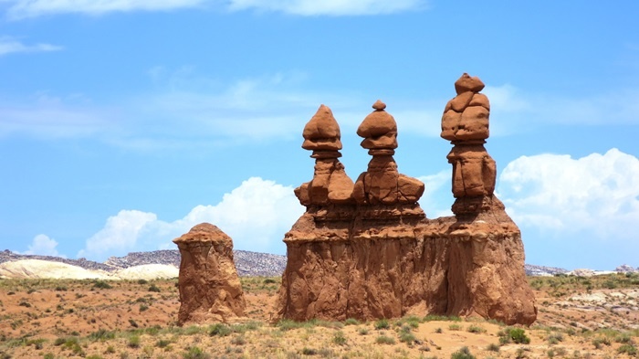 Nhung hinh thu ky di giua sa mac hoang vang hinh anh