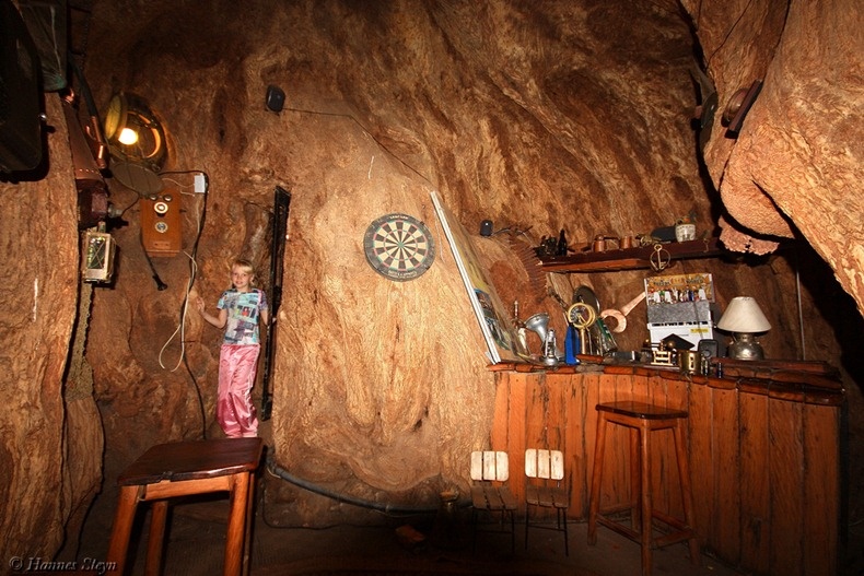 Quán bar có 13 ghế gỗ, khách hàng có thể dễ dàng tự lấy đồ uống cũng như thư giãn bằng trò chơi ném phi tiêu. Quán được trang trí bằng những vật dụng cổ điển – những thứ sẽ cho bạn biết được phần nào về lịch sử của nơi đây. Tại đây không có DJ phục vụ, những thứ cầu kỳ xa xỉ trong một quán bar tiêu chuẩn cũng không có tại đây. Ảnh: Startimes.com