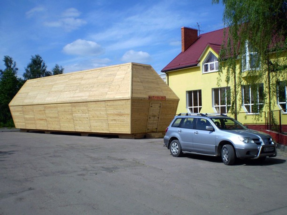 2. Eternity Bar, Ukraine Người chủ sở hữu đã hy vọng công trình của mình được ghi vào sách kỷ lục Guinness, khi ông cho xây dựng cỗ quan tài lớn nhất thế giới và biến nó trở thành quán bar. Ảnh: darkcornerbooks.com.