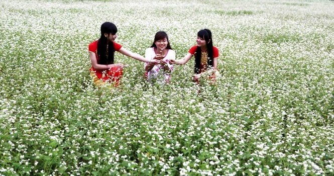 Chúng tôi đã có một ngày bách bộ, leo núi vào thung lũng và sống hả hê trong khung cảnh bình yên chỉ có hoa thơm, cỏ lạ và những người bạn vừa mới quen chốn núi rừng.