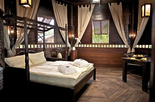 Phòng ngủ bằng gỗ mát mẻ và sang trọng.