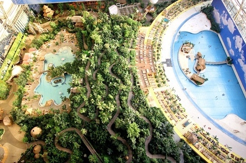 Tropical Island Resort từng là kho chứa máy bay trước khi được xây dựng lại và trở thành một thiên đường nhiệt đới như hiện nay. Kho chứa máy bay khổng lồ này được xây dựng để sản xuất khinh khí cầu vận tải nhưng vào năm 1992, công ty phá sản. Một công ty Malaysia đã thấy được tiềm năng của kho chứa này và biến nó thành khu nghỉ dưỡng trong nhà lớn nhất thế với. Tropical Island Resort khai trương vào năm 2004. 