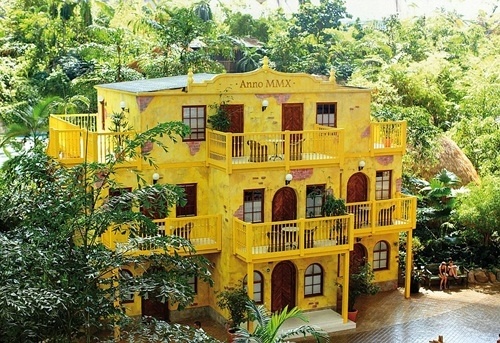 Đây là rừng nhiệt đới trong nhà lớn nhất thế giới với hơn 50.000 cây xanh và trải rộng trên diện tích hơn 10.000 m2. 