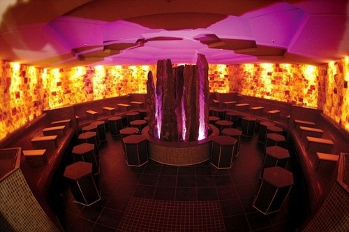 Quầy bar là nơi vui chơi vào ban đêm cho du khách.