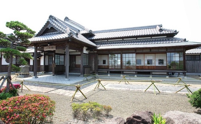 Dinh thự Hitotsumatsu bên trong thị trấn, đây từng là nhà ở của Hitotsumatsu Sadayoshi, cựu thành viên quốc hội của Nhật Bản. Dinh thự được xây dựng vào năm 1929, với các thiết kế kết hợp giữa 2 triều đại Edo và Showa.