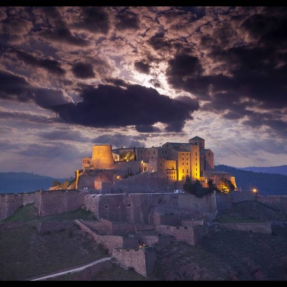 Parador de Cardona, Barcelona: khách sạn lâu đài được xây dựng từ thời trung cổ với những kiến trúc độc đáo. Để đến được Parador de Cardona, bạn sẽ mất khoảng 1 giờ lái xe từ Barcelona.
