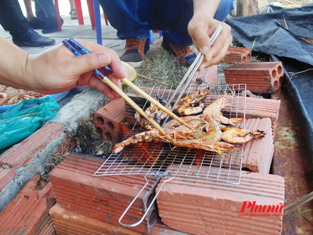 Ghẹ tươi sống được hấp bia và tôm nướng ngay tại bếp