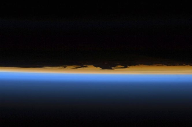 Lớp khí quyển của Trái đất rực rỡ sắc màu lúc hoàng hôn được chụp bởi một thành viên phi hành đoàn STS-127 trên tàu con thoi Endeavour của NASA vào tháng 7 - 2009. Ảnh: NASA.