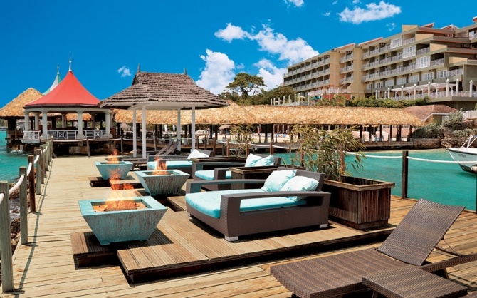 Hồ bơi được xây dựng giữa khung cảnh thiên nhiên tuyệt đẹp và những khu rừng nhiệt đới tươi tốt.