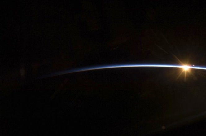 Cảnh mặt trời mọc tuyệt đẹp chụp từ Trạm vũ trụ quốc tế vào tháng 7 năm 2009. Ảnh: NASA.