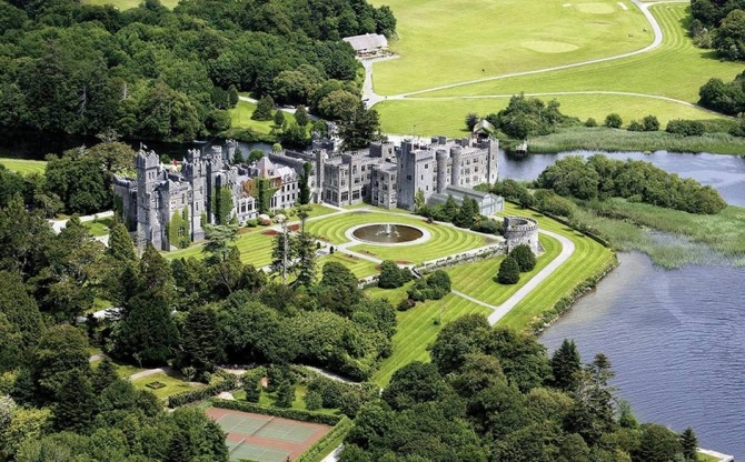 Ashford, Ireland: Khách sạn lâu đài tuyệt đẹp này được bao quanh bởi một khoảng đất rộng 350 mẫu Anh. Khách sạn vừa được mở cửa trở lại sau quá trình cải tạo và nâng cấp.  Ở đây, bạn sẽ có dịp tìm hiểu về những khu vực nuôi chim ưng hoặc chim bồ câu bên ngoài khuôn viên lâu đài, trước khi trở lại để thưởng thức các món ăn ngon nổi tiếng.