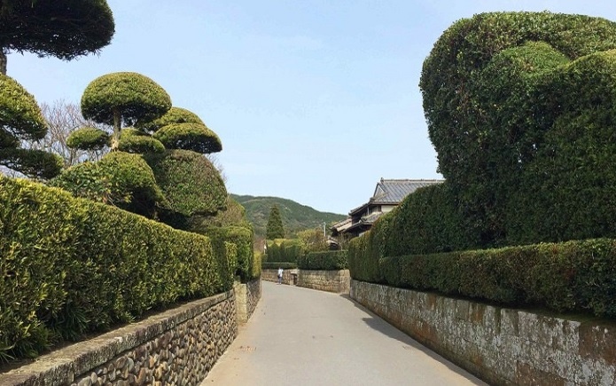 Thiết kế của khu liên hợp Chiran rất phức tạp, có thể ngăn chặn được sự tấn công của kẻ địch ở bên ngoài. Hệ thống tường đá và hàng rào giúp các Samurai quan sát rõ bên ngoài, nhưng người ở ngoài thì lại không thể thấy được bên trong. Tại nhiều khúc cua của các con đường còn cho phép họ tấn công kẻ địch bất ngờ mà không bị lộ tung tích.