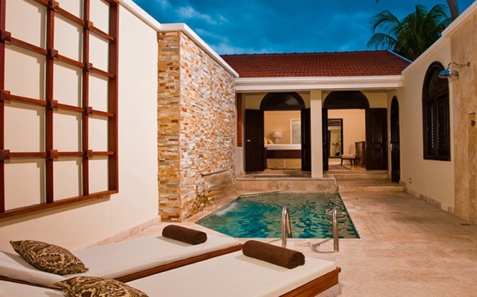 Ngoài ra còn có một spa, trung tâm thể dục và hồ bơi phục vụ cho tổ chức tiệc. 