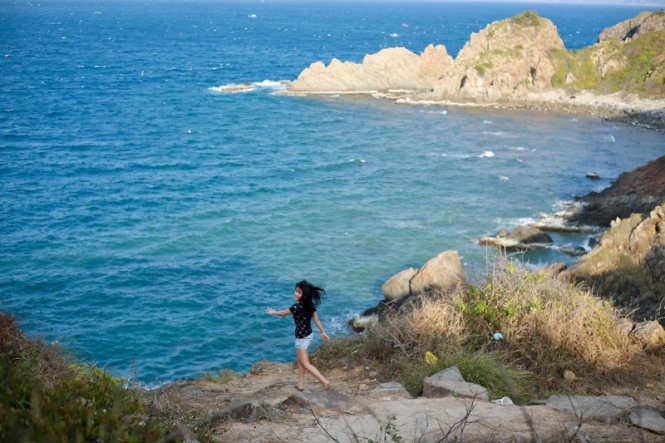 Tiếp tục hành trình sẽ dễ dàng nhận ra bãi Tiên, một bãi biển hình cánh cung hiện ra trước mắt. Bãi biển ở đây không có cát, mà trải đều những viên đá cuội nhiều hình dáng. Đứng từ trên cao có thể thấy rõ vẻ mềm mại lẫn hun hút của bãi biển. Đây cũng chính là điểm hẹn hò lãng mạn của những cặp đôi vào mỗi buổi chiều.