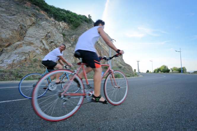 Các cuarơ TP Nha Trang trải nghiệm trên con đường biển và núi. Ảnh: Tiến Thành.