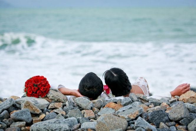 Điều thú vị là thay vì bỏ ra tiền triệu đồng để thuê chụp hình trong những khu resort sang trọng, cô dâu chú rể chỉ mất tiền… gửi xe để thỏa sức sức tạo dáng, hòa mình cùng thiên nhiên hoang sơ.