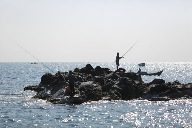 Câu cá dưới bãi Tiên - Ảnh: Tiến Thành.