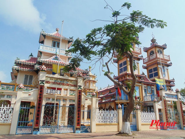 Vào những dịp lễ hay ngày cuối tuần, chúng tôi thường chọn ra một địa điểm ở gần TP.HCM để cùng nhau đi thư giãn, khám phá một TP.HCM quen mà lạ theo cách của mình. Lý do về Cần Giờ lần này không chỉ để trốn nắng Sài Gòn mà còn để tham quan những địa điểm thú vị khác tại “lá phổi xanh” của thành phố, như đền thờ Phật mẫu Cần Thạnh, miếu Hải Thần…