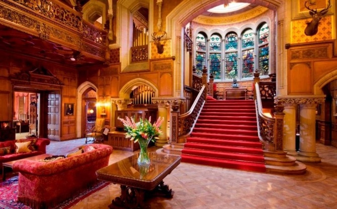 Skibo, Dornoch, Scotland: Lâu đài này có chức năng chủ yếu như một câu lạc bộ tư nhân và là một địa điểm tuyệt đẹp để tổ chức đám cưới. Tuy nhiên đây cũng là một khách sạn tuyệt vời với đầy đủ tiện nghi. Bạn có thể chơi golf, nặn đất sét hoặc đơn giản là thư giãn.