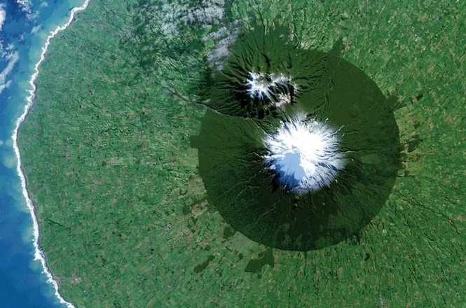 Vườn quốc gia Egmont ở New Zealand với ngọn núi Taranaki ở giữa qua hình ảnh từ vệ tinh Landsat 8 của Mỹ. Ảnh: NASA.