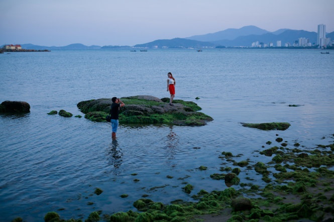 Bạn trẻ chụp hình trên bãi đá cách trung tâm thành phố gần 5km - Ảnh: Tiến Thành.