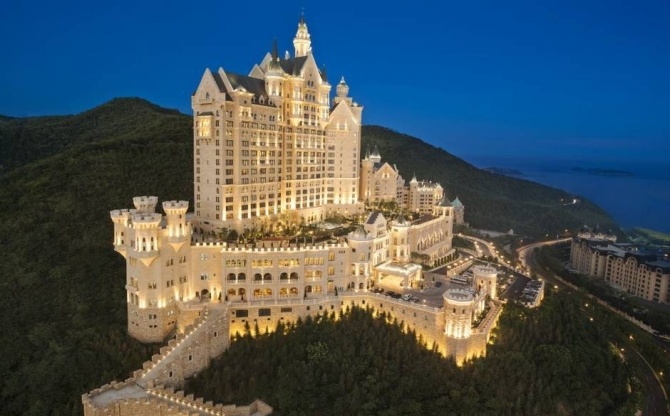 Neuschwanstein, Đức: Neuschwanstein là một trong những điểm thu hút khách du lịch nhất nước Đức. Nơi đây là sự kết hợp hài hòa giữa thực tại và mộng tưởng, gợi nên nét đẹp thơ mộng khiến ai nhìn ngắm một lần đều không thể quên. Đứng từ trên cao, du khách có thể phóng tầm mắt để thỏa sức ngắm nhìn cánh rừng dưới chân núi dãy Alps, những ngôi nhà nhỏ nằm rải rác bên sườn núi và dòng sông uốn lượn xung quanh.