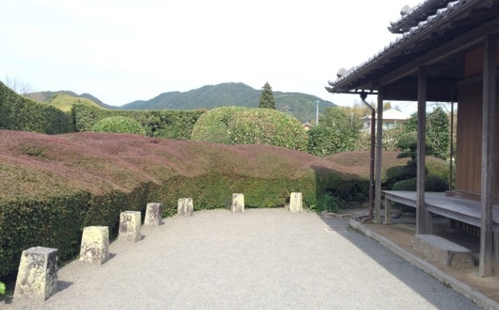 Dinh thự Hirayama Ryoichi bên trong Chiran là nơi duy nhất sử dụng đá để thay thế cây cối, tại các dinh thự khác cây cối được tỉa tót cho giống với hình dạng của một dãy núi có ba đỉnh núi.