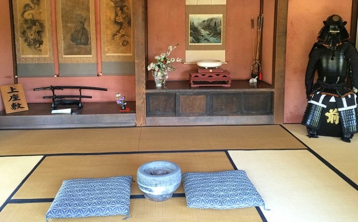 Dinh thự Saisho là dinh thự cổ nhất trong số 3 dinh thự mở cửa cho khách tham quan tại Izumi – Fumoto. Trong ảnh là phòng ngủ của một samurai, anh ta sẽ luôn ngủ với thanh kiếm của mình ở gần đó.