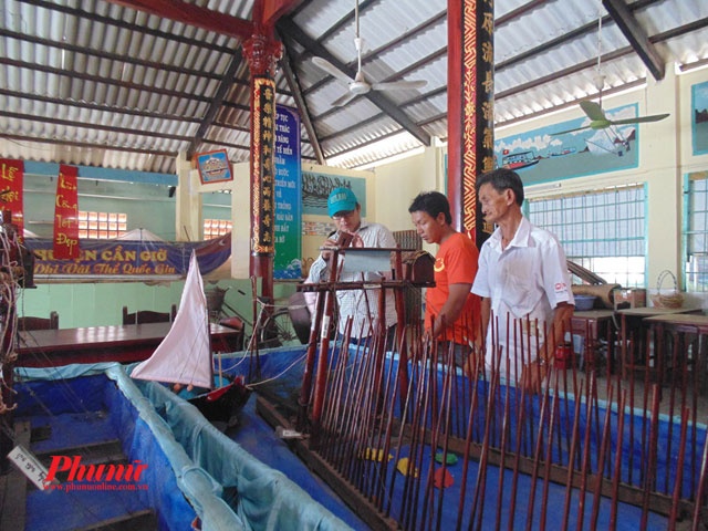 Hướng dẫn viên Nguyễn Vân Vân, 78 tuổi, đang giới thiệu về lịch sử của các hiện vật được trưng bày trong Miếu Hải Thần. Ông Vân đã làm việc ở đây được 15 năm cho biết thêm: “Hàng ngày có rất nhiều lượt khách tới đây tham quan.”