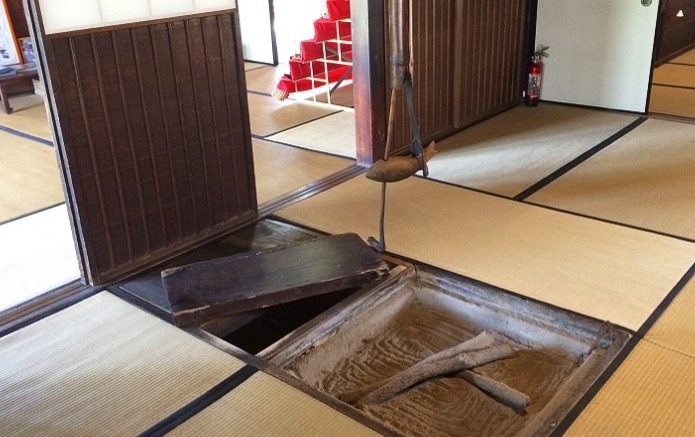 Bên dưới sàn nhà của dinh thự Saisho còn có một đường hầm bí mật, nơi gia tộc Saisho tổ chức các cuộc họp. Người hướng dẫn viên đã thử bước vào đường hầm cho du khách thấy chiều sâu và chiều cao của đường hầm vừa vặn để một người đàn ông lọt qua.