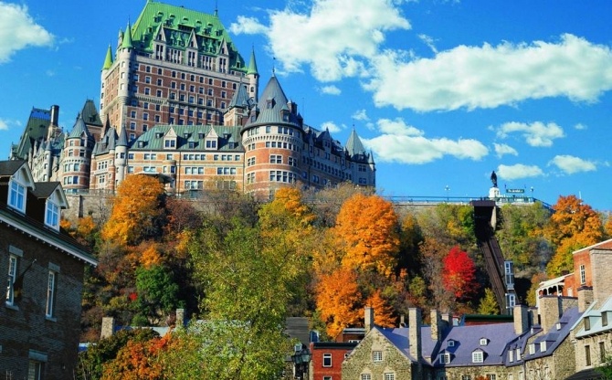 Chateau Frontenac, Canada: Bắt đầu từ cuối những năm 1800, Chateau Frontenac được xây dựng để phục vụ du khách sử dụng mạng lưới đường sắt mới của Canada. Du khách sẽ không khỏi choáng ngợp với sự nguy nga, lộng lẫy của khách sạn.