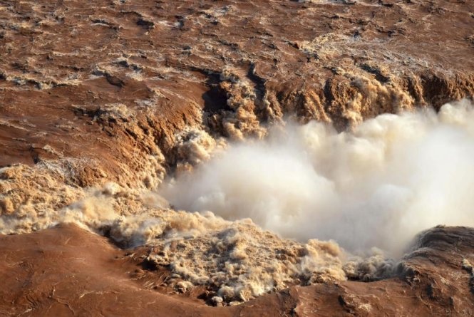 Thác nước Iguazu ở tỉnh Misiones, tây bắc Argentina nhìn từ trên không. Ảnh: Raul Puentes.
