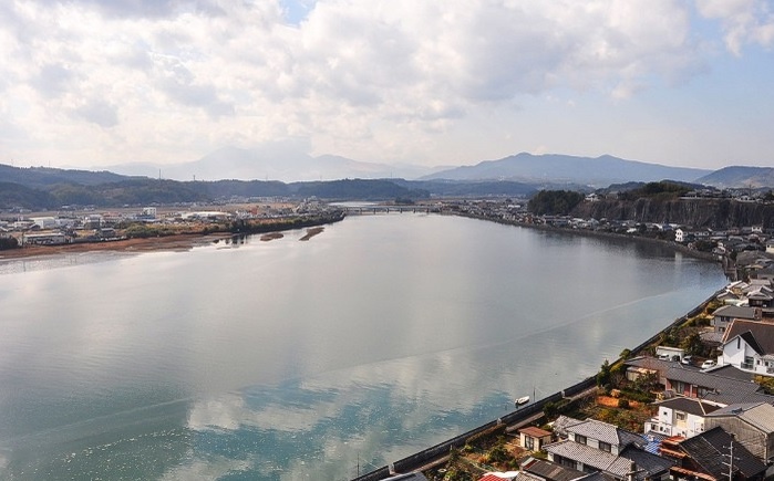 Thị trấn Lâu Đài Kitsuki: Đây là một thị trấn quyến rũ bởi địa hình đặc biệt của nó, nằm kẹp giữa vùng đất samurai và một thị trấn buôn bán. Lâu đài Kitsuki cũng nổi tiếng là lâu đài nhỏ nhất tại Nhật Bản. Trong ảnh là hướng nhìn của lâu đài Kitsuki ra vịnh Seto.