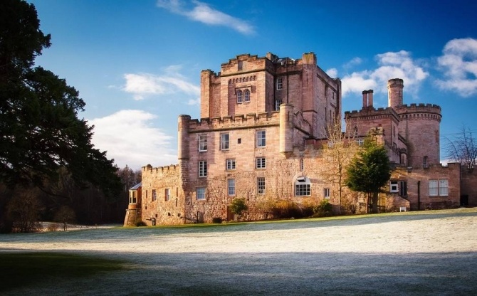 Dalhousie, Scotland: Khách sạn này là một pháo đài được xây dựng từ thế kỷ 13 trong một khu rừng đẹp đẽ, yên tĩnh. Du khách sẽ có dịp được tận mắt nhìn thấy những bộ sưu tập sách trong thư viện cổ, thưởng thức các món ăn đặc biệt, tham gia các hoạt động nuôi chim ưng, bắn cung và thư giãn trong phòng ngủ duy nhất của tòa lâu đài.