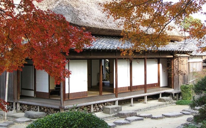 Dinh thự Ohara thuộc thị trấn Lâu đài Kitsiki trong ảnh từng là nhà của quản gia gia tộc Matsudaira, với kiểu kiến trúc đặc trưng như mái nhà lợp rơm.