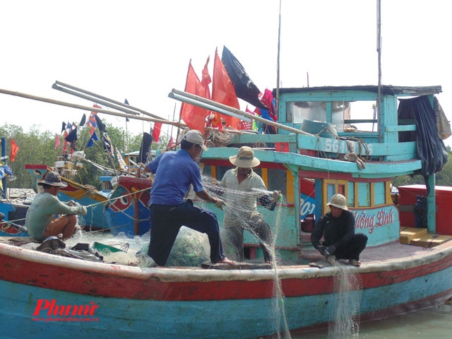 Gỡ lưới sau chuyến đánh bắt.