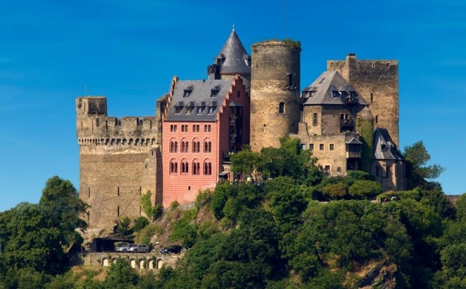 Auf Schönburg, Đức: Auf Schönburg là một trong những khách sạn lâu đài đẹp và bình dị nhất ở nước Đức nằm cạnh bờ sông Rhine. Lâu đài được trang trí bởi những đồ nội thất cổ xa hoa và những căn phòng thời xưa như nhà nguyện và tháp tù.
