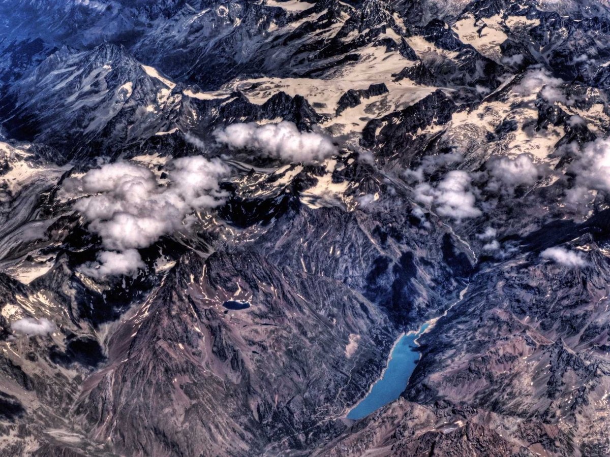 Sông băng thuộc dãy núi Alps (Anpơ), Châu Âu: Đây là tin xấu đối với những người đam mê đi bộ và các môn thể thao mùa đông. Biến đổi khí hậu đang tác động mạnh mẽ lên các dãy núi của Châu Âu, khiến mỗi năm lượng nước tại đây giảm đi 3%. Như vậy trong vòng 50 năm tới, sẽ không còn một dòng sông băng nào tồn tại trên các dãy núi.