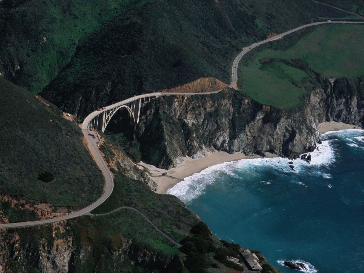 Big Sur, California, Mỹ: Đây là khu vực với cảnh quan tuyệt đẹp, một điểm đến du lịch phổ biến, và đặc biệt bạn có thể nhìn ngắm cá voi rất gần. Hiện nay khu vực này đang bị hạn hán và cháy rừng làm tổn hại đáng kể các khu vực ven biển, dẫn đến số lượng cá voi cũng giảm hẳn đi trong những năm gần đây.