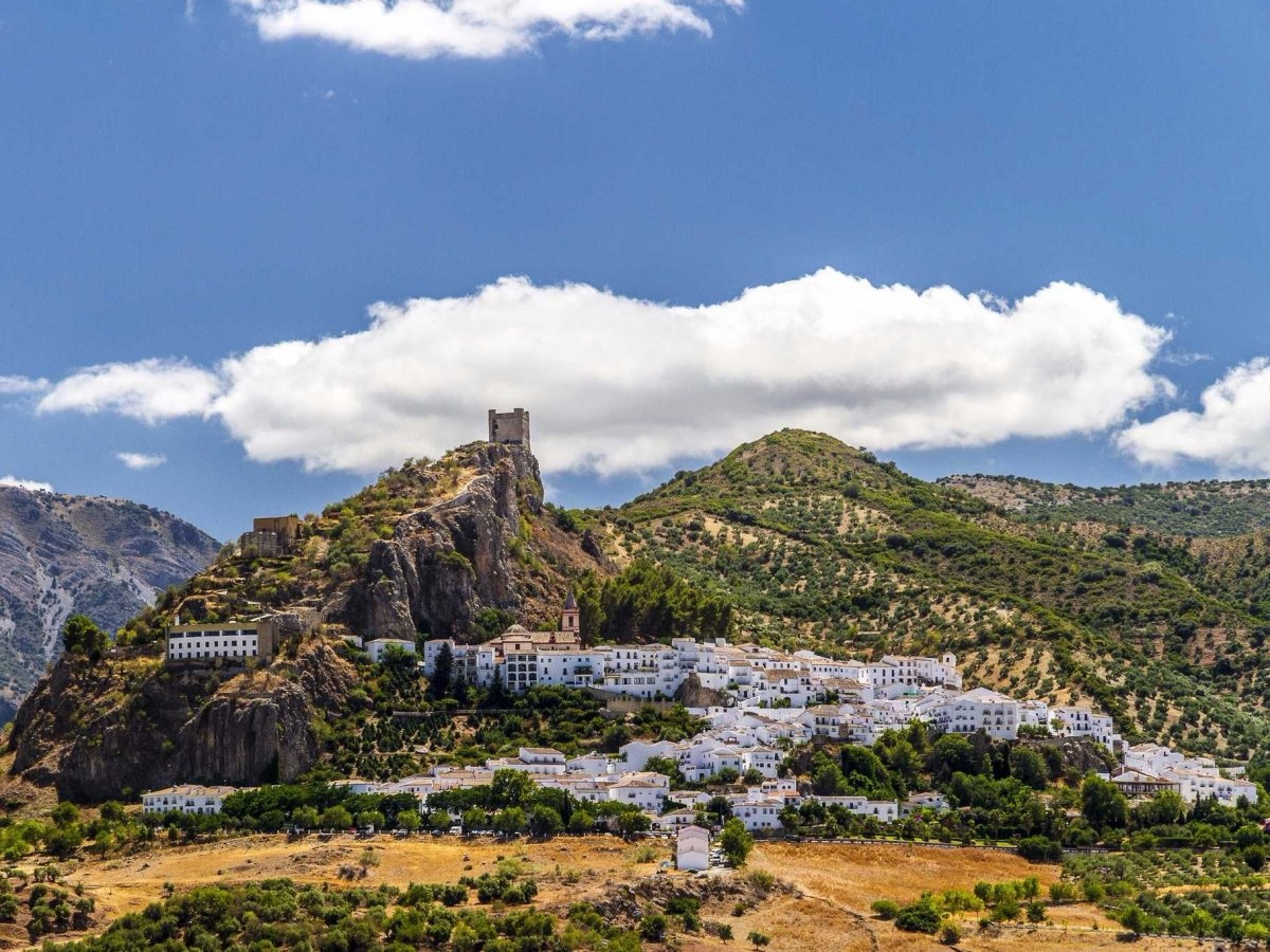 Khu đô thị cổ Zahara de la Sierra, Cadiz, Tây Ban Nha : Khu đô thị nằm bên trong ngọn núi Andalusia miền nam Tây Ban Nha, hiện nơi đây đang mất dần động vật hoang dã và cây xanh do sự biến đổi khí hậu, nhiệt độ gia tăng và lượng mưa giảm trong những năm gần đây.