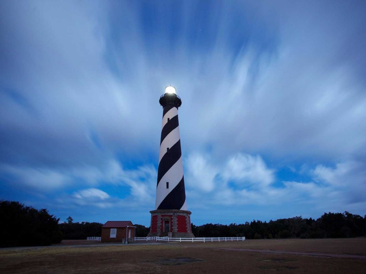 Ngọn hải đăng Cape Hatteras, Buxton, Carolina, Mỹ. Ngọn hải đăng cao nhất của nước Mỹ đang lâm nguy, bởi hiện tượng xói mòn bờ biển của Outer Bank, Bắc Carolina.