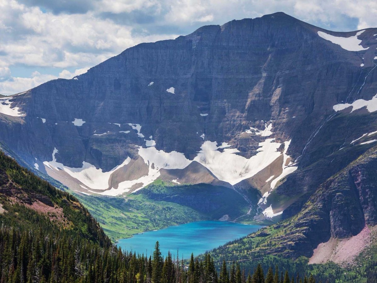 Sông băng tại công viên quốc gia Glacier, Montana, Mỹ. Số lượng các dòng sông băng tại đây đã giảm xuống từ 150 hiện chỉ còn khoảng 25, và trong vòng 15 năm tới có thể sẽ không còn nữa.
