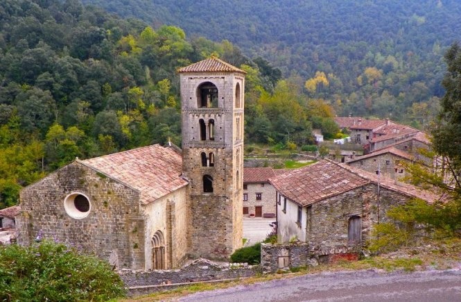 Tại Oix, nhà thờ Sant Llorenç và những phế tích còn lại của lâu đài cổ vẫn toát lên nét uy nghi bền vững bất chấp thời gian.  Trong khi đó nhà thờ  Sant Cristòfol được xây dựng vào thế kỷ thứ 10 ở làng Beget là một di tích nghệ thuật lãng mạn vùng Pre-Pyrenees. Bên trong nhà thờ có tượng Đức Mẹ bằng gỗ được xem đẹp nhất vùng Catalonia. Ảnh: Geolocation.