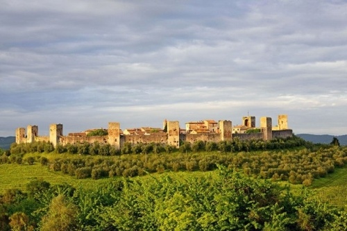 Monteriggioni Italy Dãy tường thành này được xây dựng vào năm 1203 để chống lại sự dòm ngó của nước Cộng Hoà Florentine. Quảng trường chính, Piazza Roma, được cải tạo thành một vườn rau công xã trong thời kì nơi này bị chiếm đóng. Xe hơi không được phép chạy vào bên trong Monteriggioni nên du khách muốn thưởng lãm thì phải đi bộ vào, leo lên cao để đi dạo trên định những bức tường đá xưa cũ.