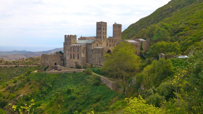 Một trong những công trình kiến trúc khiến du khách trầm trồ ở Costa Brava là tu viện Sant Pere de Rodes, được xây dựng hoành tráng nổi bật trong công viên tự nhiên Cape Creus. Công trình là 