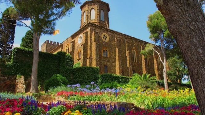 Kể từ khi được xây dựng từ thế kỷ thứ 10, tu viện trải qua nhiều thăng trầm và đến cuối thế kỷ 17 đã trở thành một trong những điểm tham quan du lịch phải đến của Costa Brava. Costa Brava còn mê hoặc du khách bằng nhiều vườn bách thảo lộng lẫy sắc hương hướng về phía biển.