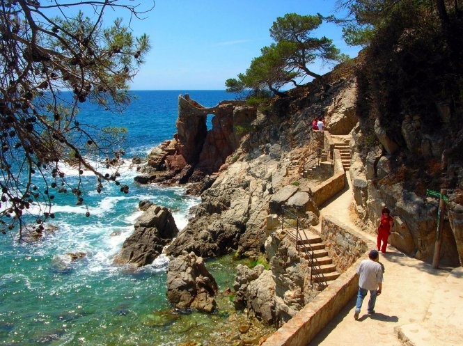 Một số đoạn trên đường khá gập ghềnh nhưng vẫn hút khách bởi sau tối đa 30 phút đi bộ trên chặng đường khó khăn này là một cảnh quan tuyệt mỹ mở ra trước mắt.  Trên cung đường dài hơn 200km là nhiều khu nghỉ mát nổi tiếng như Rosas, Playa de Aro, Palamos, Sant Feliu de Guixols, Tossa de Mar... nối tiếp nhau.  Ảnh: Panoramio.