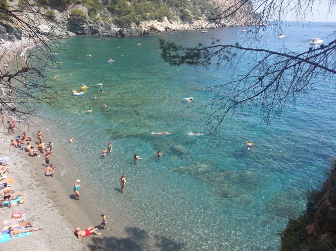 Nếu thuê một nhà nghỉ hay phòng trọ tại một trong các ngôi làng dọc bờ biển, bạn sẽ có nhiều cơ hội khám phá trọn vẹn vẻ đẹp văn hóa Catalan ở Costa Brava. Và tại những nơi này, bạn sẽ không hối tiếc khi ghi lại những sắc màu quyến rũ của thiên nhiên lúc rạng đông và cả hoàng hôn. Ảnh: Tourismwithme.