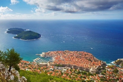 Dubrovnik (Croatia) Bức tường cao 100 feet bao quanh thành phố biển tạo nên một cảnh quang tuyệt vời tại vùng biển Adriatic. Kiến trúc Trung Cổ với những toà tháp, tường thành và những cổng chào lớn mà du khách được chiêm ngưỡng hiện nay chính là những gì đã được cải tạo sau những thiệt hại gây ra do trận động đất năm 1667 gần như phá huỷ cả thành phố.