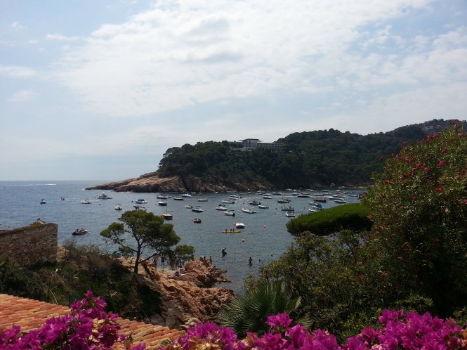Do Costa Brava là một trong những nơi tập trung các bếp trưởng xếp hạng sao bậc nhất Tây Ban Nha, du khách sẽ dễ dàng thưởng thức ẩm thực đặc trưng miền Catalonia hay sắm những chiếc váy flamenco đậm chất truyền thống Tây Ban Nha với giá phải chăng... Ảnh: Tourismwithme.